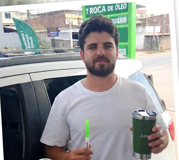 Cliente ganhador de um copo térmico no sorteio do Auto Posto Lamape